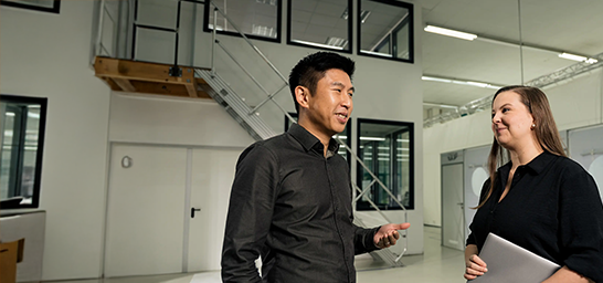 experts-humanresources-woman-man-talking_546x878_8_5 Kopie.webp